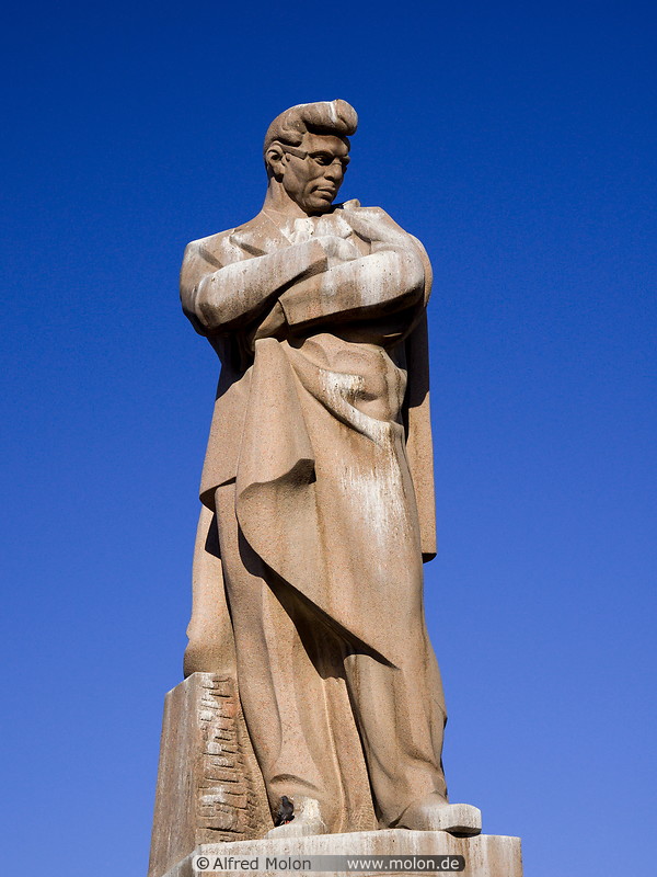 12 Jafar Jabbarly statue