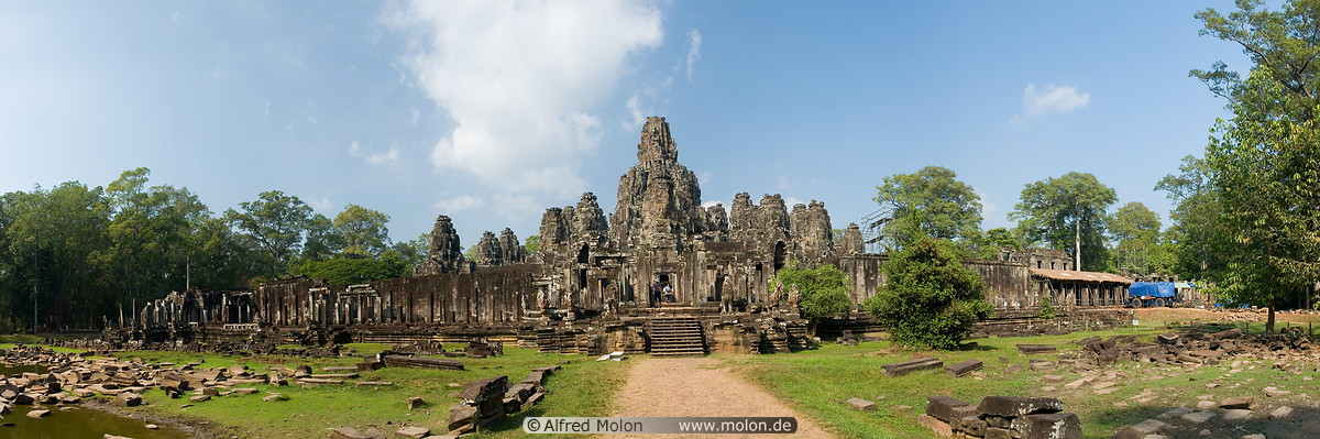 01 Panorama view of Bayon temple