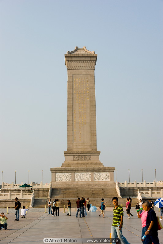 09 Monument to peoples heroes