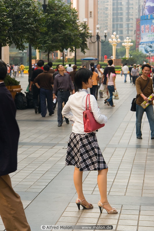 01 Woman with handbag and skirt