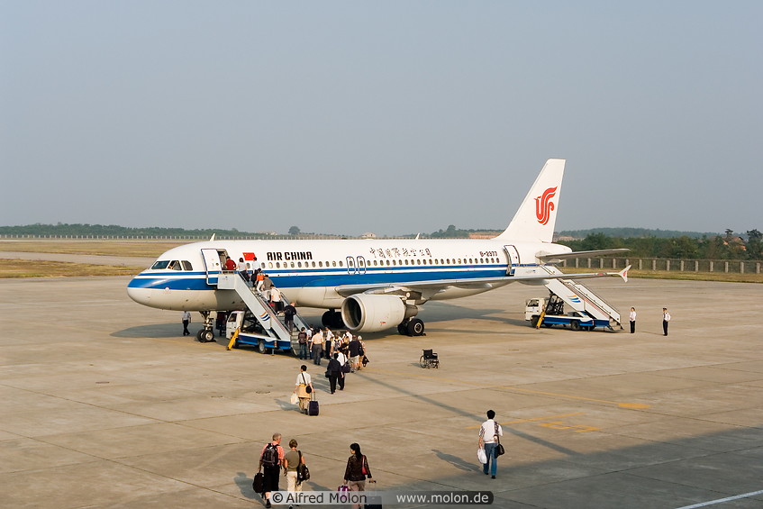 06 Air China plane in Yichang airport