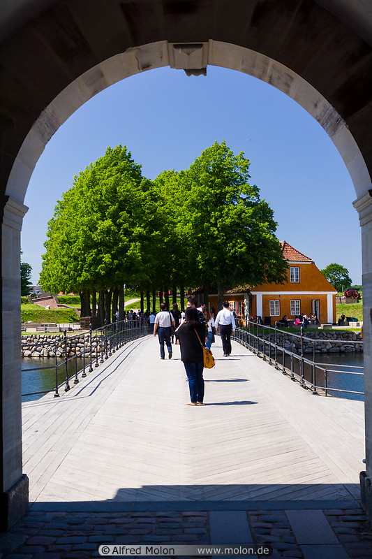 02 Gate and bridge over moat
