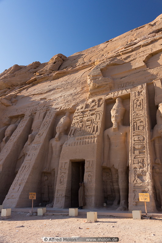 02 Hathor temple entrance