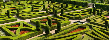 19 Love garden with hedges