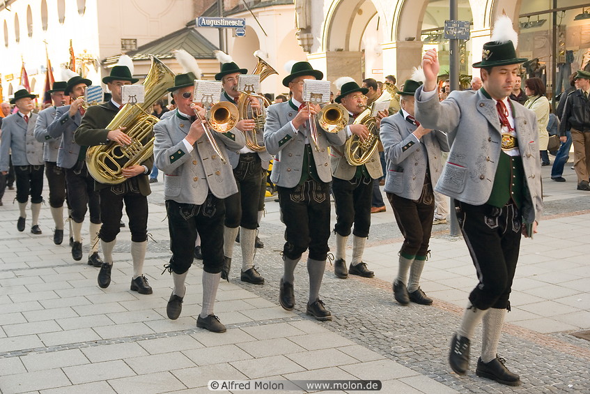 09 Band in Bavarian dress