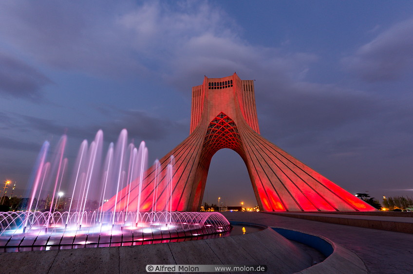 05 Azadi tower and fountain