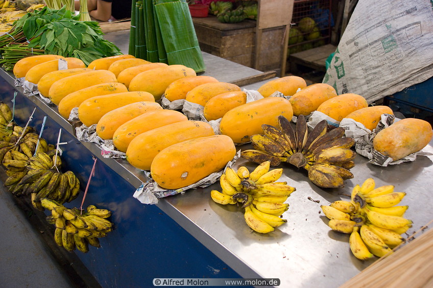 20 Papayas and bananas for sale