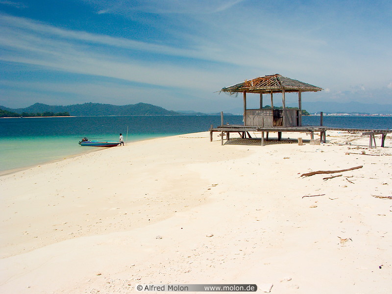 17 Sulug island beach and hut