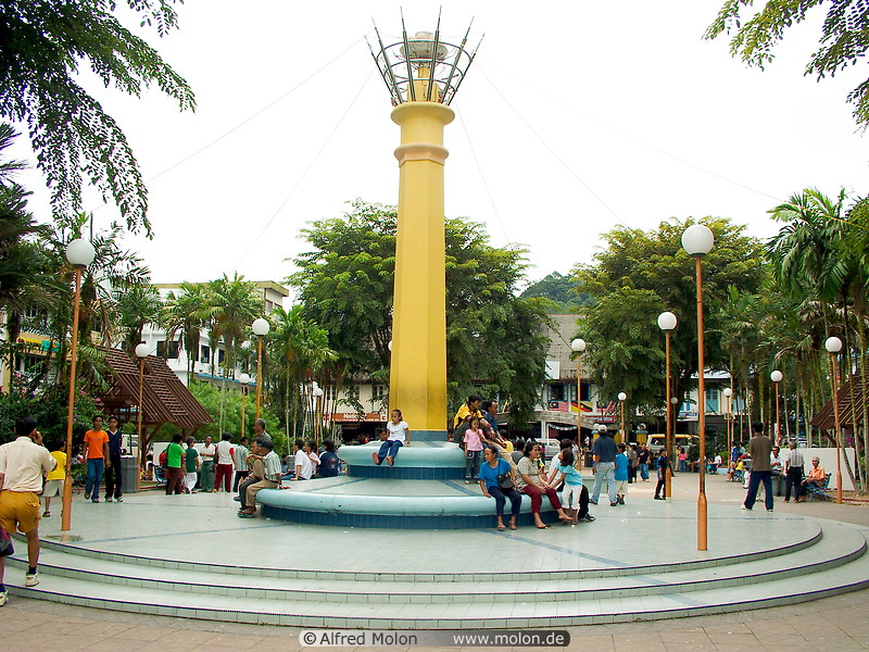 12 Kapit town square