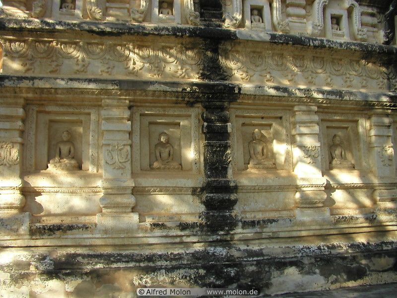 21 Maha Bodhi pagoda - Bas-reliefs