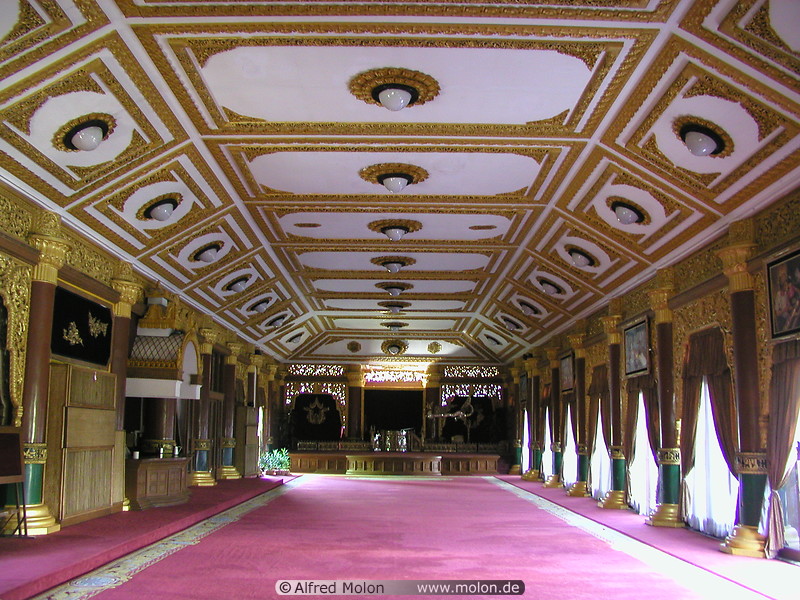 17 Karaweik palace interior