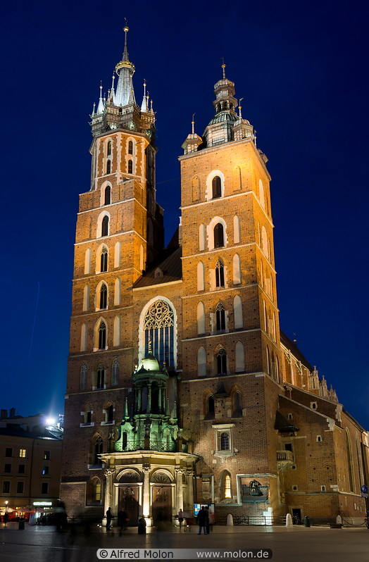 02 St Mary basilica at night