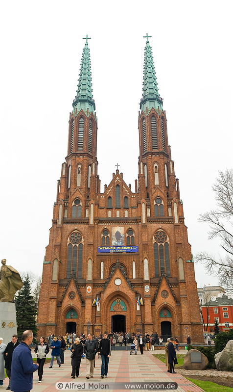 02 Front view with towers