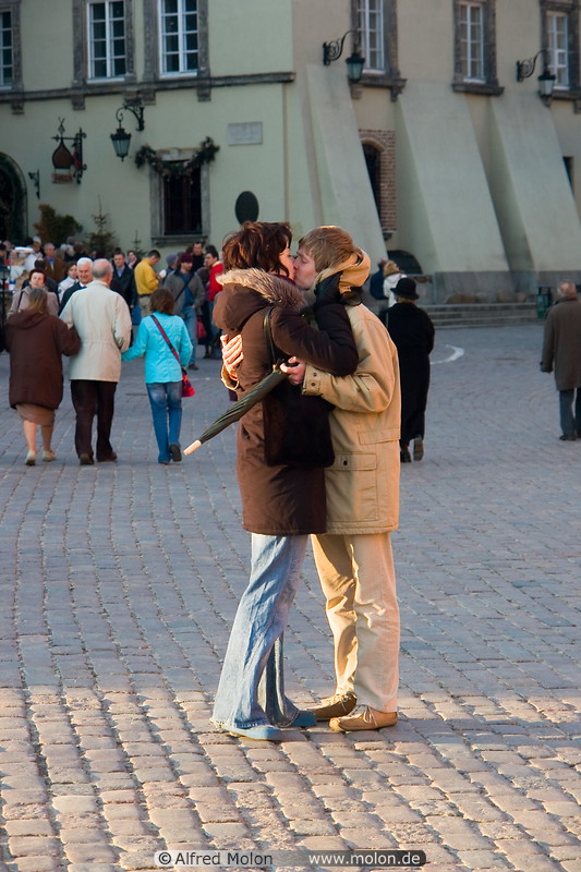08 Couple kissing on castle square
