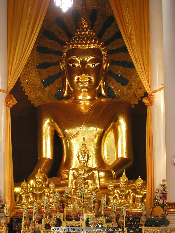 19 Golden Buddha statues