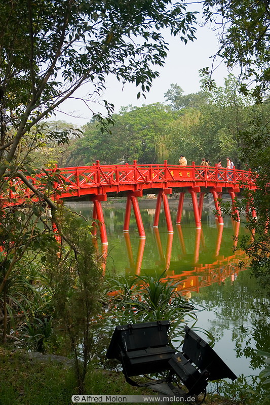 06 Red Huc Sunbeam bridge to Ngoc Son temple