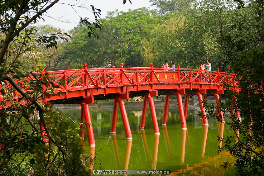 07 Red Huc Sunbeam bridge to Ngoc Son temple