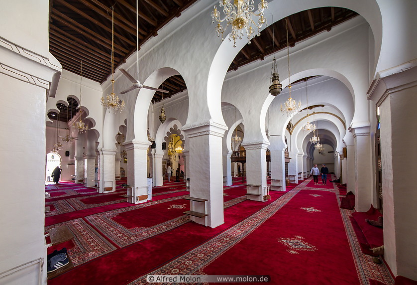 44 Grand mosque prayer hall