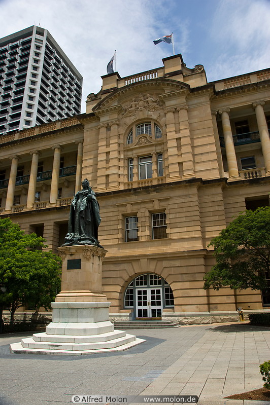 17 Statue of Queen Victoria in front of Old Executive building