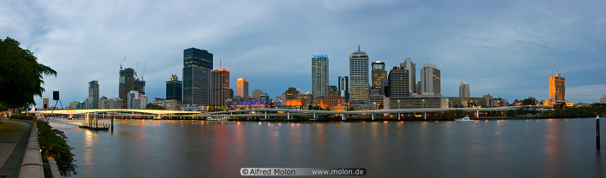 12 Brisbane skyline and river at dusk