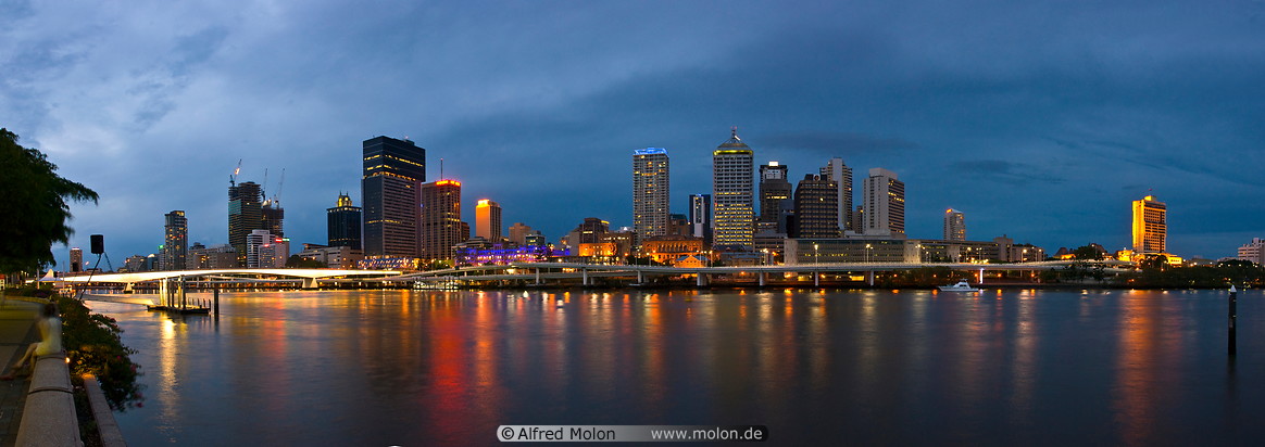 15 Brisbane skyline and river at night
