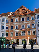 17 Building on Hauptplatz with Geox store