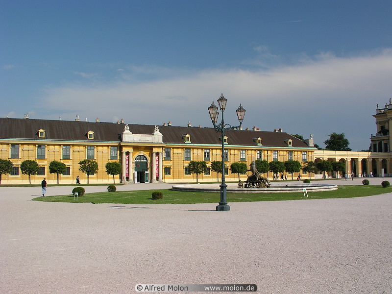02 Schoenbrunn castle court