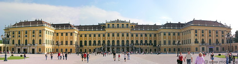 01 Schoenbrunn castle - front view