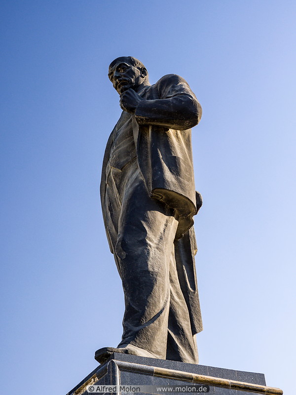 03 Nariman Narimanov monument