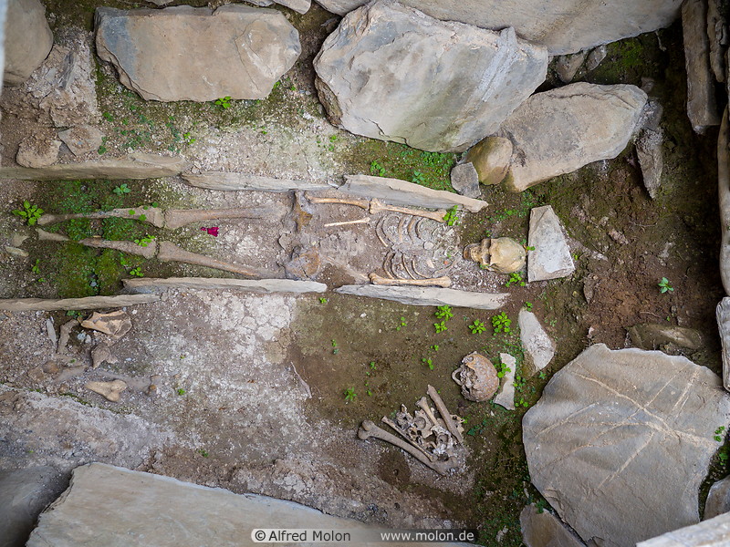 10 Grave with skeleton