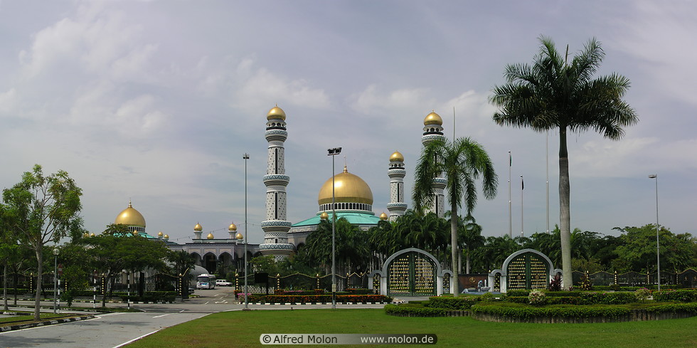 01 Mosque with golden domes, minarets and park