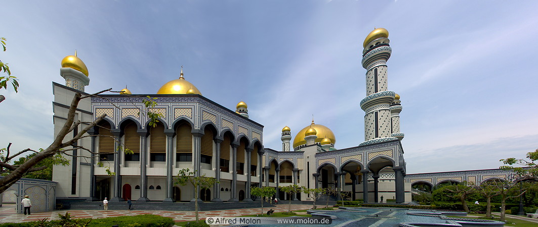 09 Side view with courtyard, golden domes and minaret