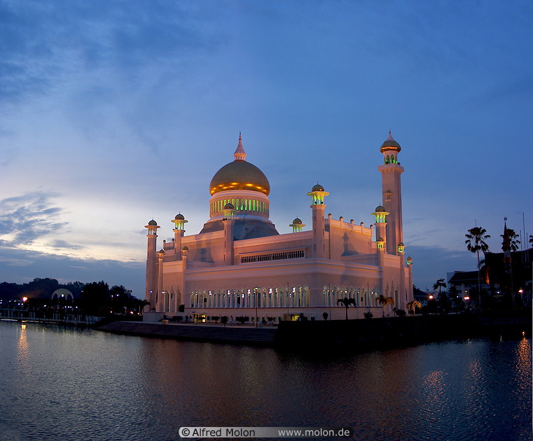 01 Mosque with golden domes and pond