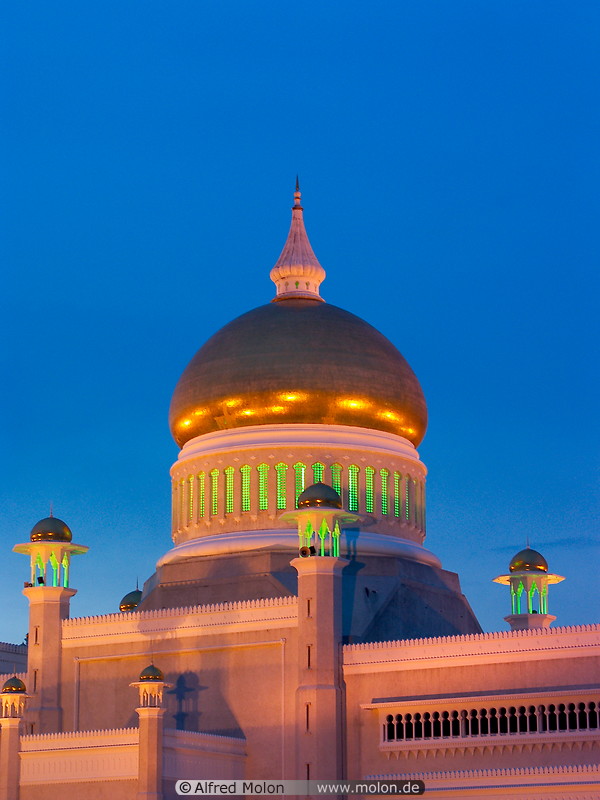 04 Central cupola with golden dome
