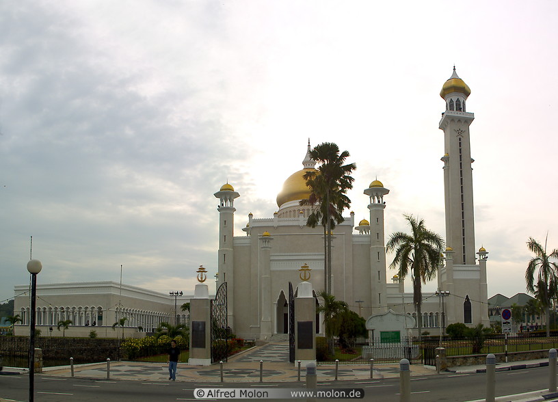 03 Omar Ali Saifuddien mosque