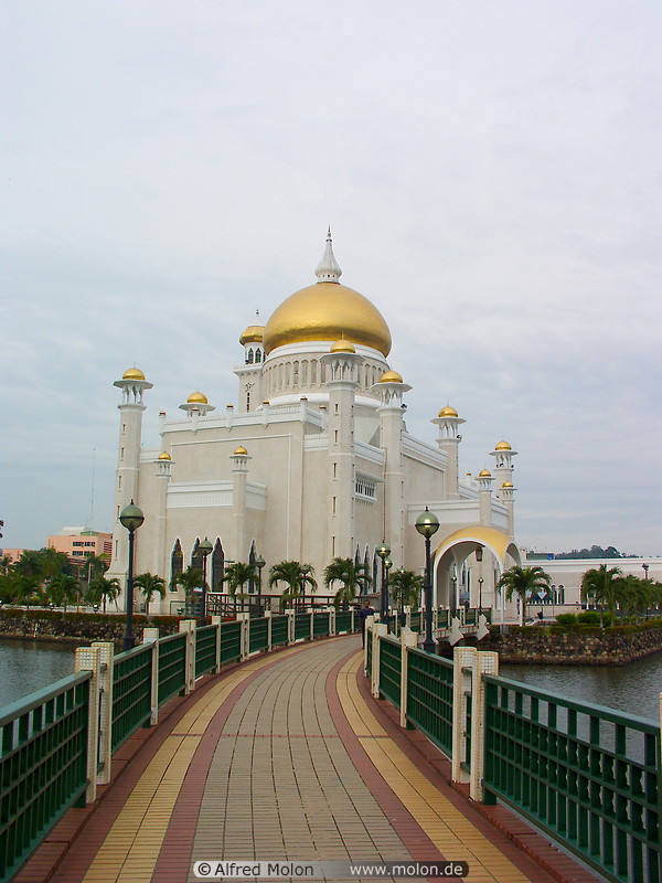 13 Bridge to mosque