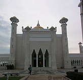 04 Front view of Omar Ali Saifuddien mosque