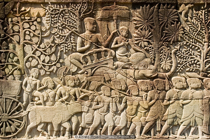 37 Bas-relief showing Khmer soldiers going to war