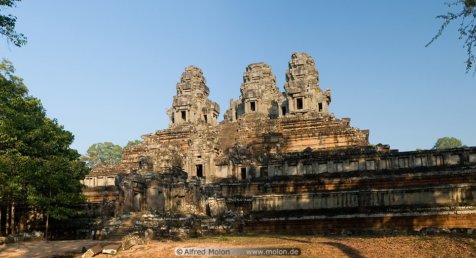 04 View of temples with central towers