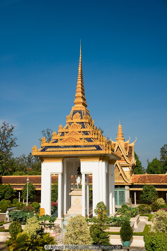 04 Pavilion with statue of King Norodom