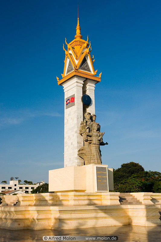 08 Cambodia Vietnam friendship monument