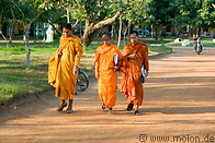 04 Buddhist monks