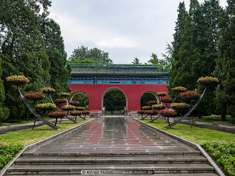 32 Ritan temple gate