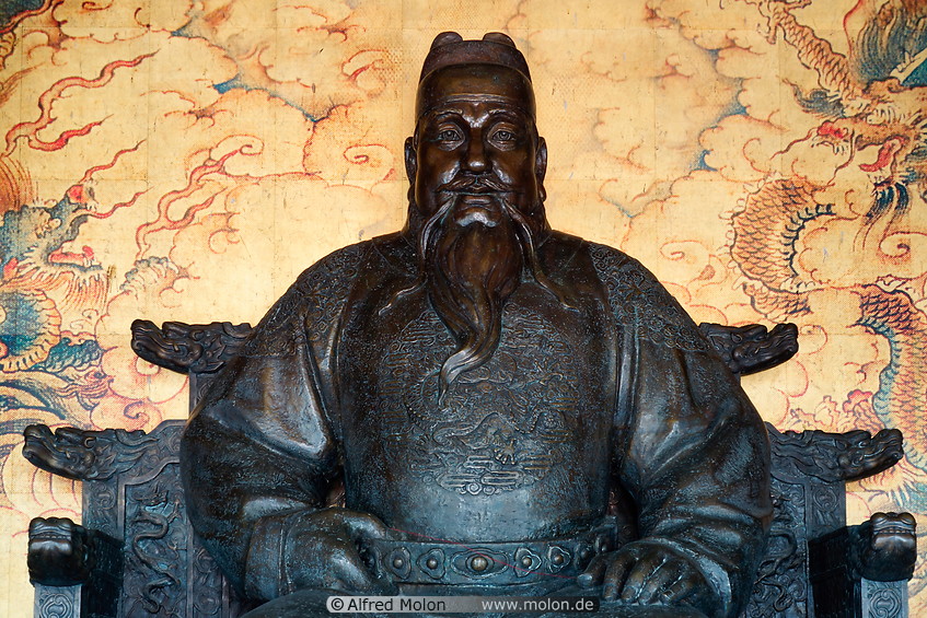 11 Statue of emperor Yongle