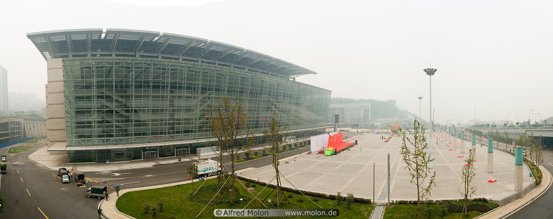 02 Exhibition hall with steel glass facade and square