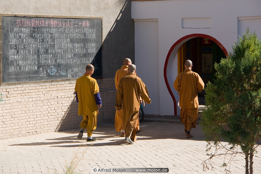 21 Buddhist monks in Leiyin temple