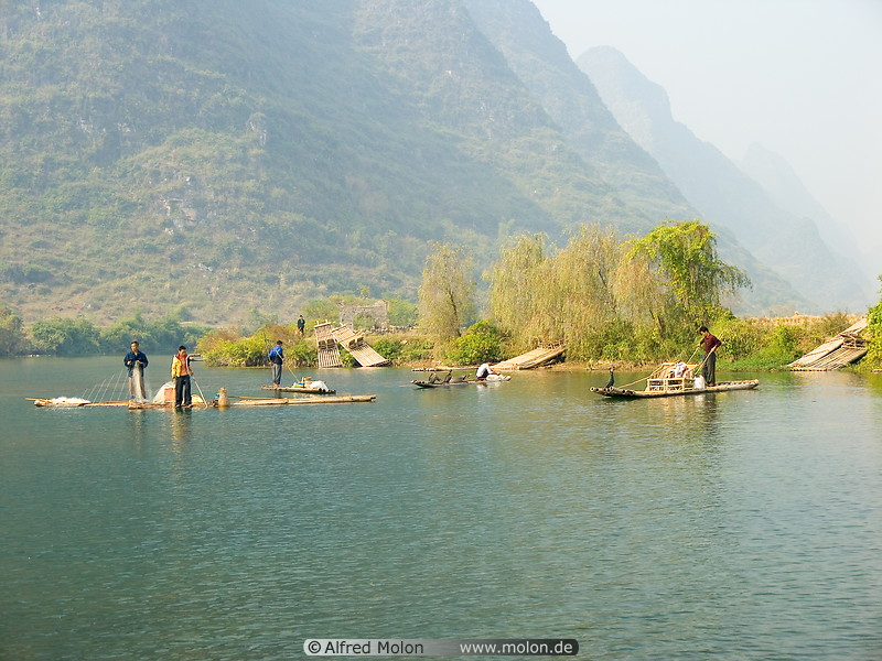 09 Fishermen on bamboo boat on Yulong He river