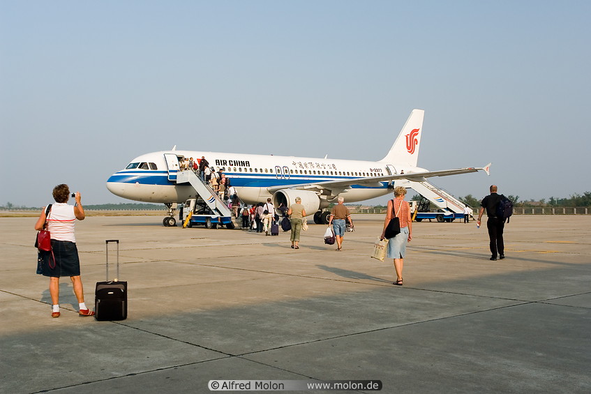 08 Passengers boarding Air China plane in Yichang airport