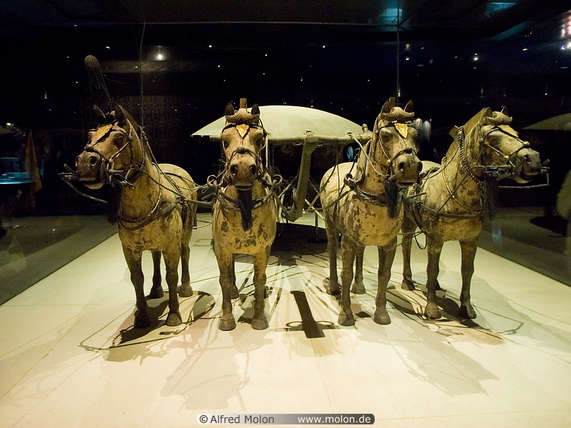 04 Chariot and horse statues