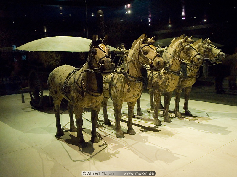 05 Chariot and horse statues